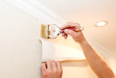 Pose de papier peint à Vançais — revêtements muraux et toiles de verre
